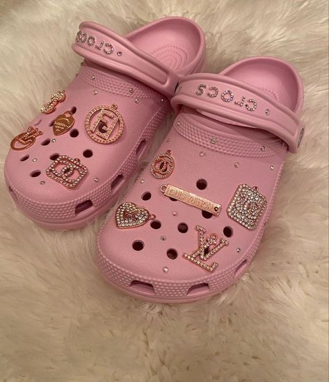 𝓸𝔂𝓲𝓷𝓹𝓸𝓼𝓽𝓮𝓭𝓽𝓱𝓪𝓽𝓽 💜✨ Vsco Crocs, Charm Vendors, Jibbitz Ideas, Croc Outfits, Croc Ideas, Cool Crocs, Crocs Aesthetic, Crocs With Charms, Vendors List