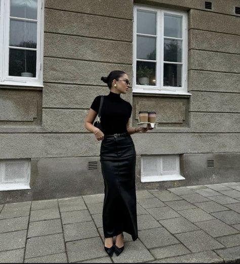 Amanda Khamkaew, Black Heels Outfit, Dinner Party Outfits, Black Skirt Outfits, Stylish Work Attire, Looks Street Style, All Black Outfit, Looks Chic, Looks Style