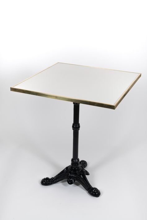 La table carrée de terrasse blanche est très tendance. Son style moderne lui vient de son plateau épuré blanc au cerclage doré qui contraste avec son pied noir. Le plateau en aggloméré monobloc vernis est conçu pour résister aux aléas de la vie d’une terrasse de restaurant tels que les chocs, l’humidité ou les UV. Son piétement à 3 pieds est en fonte et dispose de 3 patins à vis. Table Restaurant, Table Bistrot, Restaurant Table, Son Style, Drafting Desk, Style Moderne, Dining Table, Desk, Restaurant