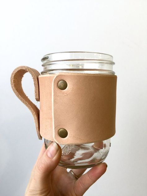 Diy Leather Gifts, Hand Sewing Ideas, Leather Mason Jar, Leather Work Ideas, Mug Cozies, Diy Leather Working, Leather Working Projects, Diy En Cuir, Plain Mugs