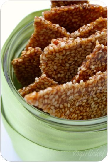 Sesame Seed Bars Recipe, Sesame Brittle Recipe, Seed Bars Recipe, Sesame Seeds Recipes, Biscuits Diététiques, Easy Candy Recipes, Brittle Recipes, Sesame Seed, Homemade Candies