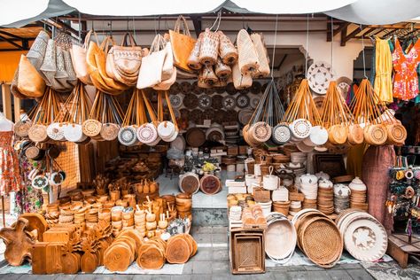 A Complete Guide to The Ubud Art Market - Omnivagant Ubud Art Market, Bali Places To Visit, Bali Bucket List, Ubud Palace, Bali Itinerary, Bali Travel Guide, Traditional Market, Cultural Capital, Rice Terraces