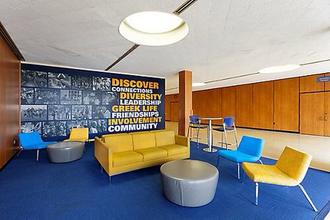 Maraye Design Studio's renovation at Kent State University. College Lobby Design, College Reception Design, Student Lounge Ideas Schools, Admissions Office Decor, School Reception Decoration Ideas, University Hallway, University Reception, Environmental Signage, Presentation Room