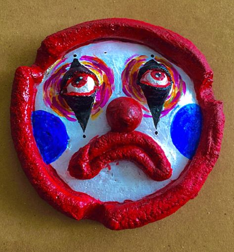 Grunge Ceramic Art, Edgy Clay Art, Weird Ashtrays Clay, Clay Clown Face, Clown Clay Art, Horror Clay Ideas, Creepy Clay Art Ideas, Weird Core Crafts, Creepy Air Dry Clay Ideas