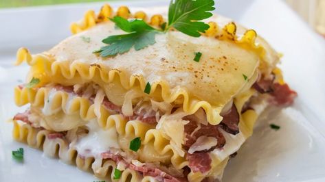 Frank’s Kraut Reuben Lasagna. Leftover corned beef Reuben Casserole, Corned Beef Brisket, Main Dish Casseroles, Beef Casserole Recipes, Beef Casserole, Breakfast Recipes Casserole, Beef Recipes For Dinner, Lasagna Recipe, Corned Beef