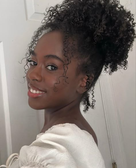 Messy 4c Bun, Messy Bun Type 4 Hair, 4c Hair In A Bun, 4b Hair Aesthetic, Claw Clip 4b Hair, 4a Long Hair, Black Hair Bun, Bun With Curls, 4a Hair