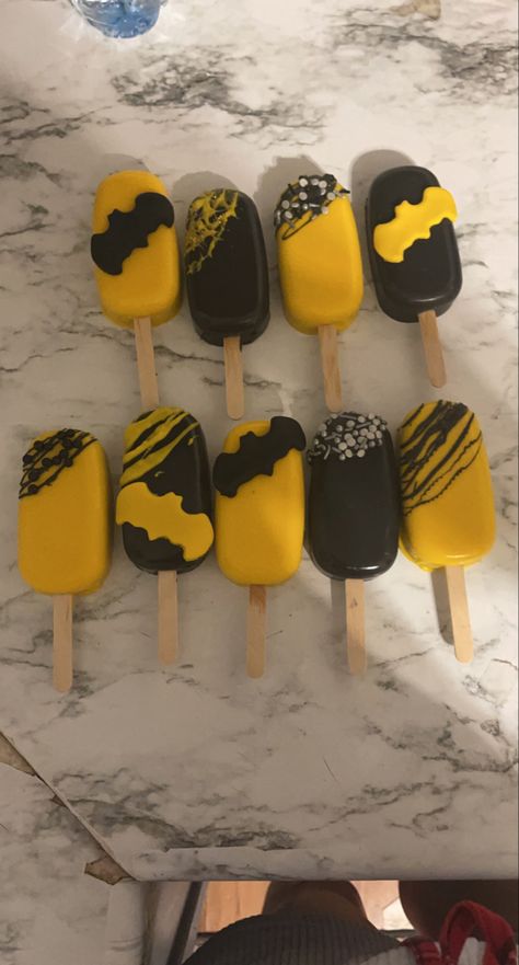 Batman Cakesicles, Batman Desserts, Batman Valentines, Batman Theme Party, Minimalistic Clothing, Dog Treats Homemade Easy, Diy Cake Stand, Batman Theme, Batman Cake