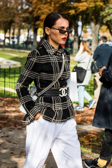 Ceinturé à la taille      Street style à la Fashion Week automne-hiver 2017-2018 de Paris      Crédit photo : Sandra Semburg Evangelie Smyrniotaki, Chanel Street Style, Paris Chanel, Lauren Hutton, Mode Chanel, Chanel Style, Paris Chic, Paris Logo, Chanel Jacket