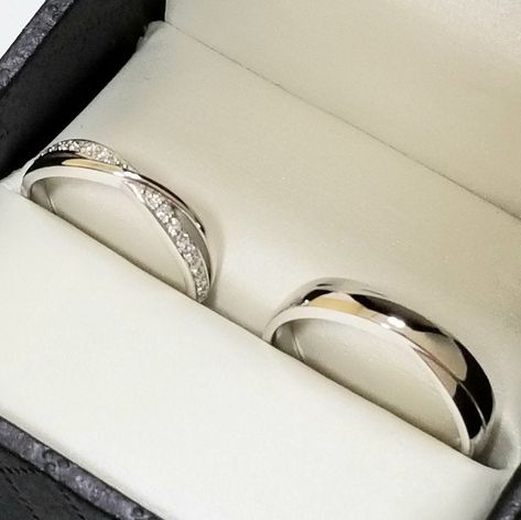 His and hers wedding bands, wedding band set, wedding ring set, couple rings made in solid 14k white gold, yellow gold, or rose gold Infinity bands with a twist that has a simple and sleek timeless design. Here is the link to the mens band sold separately: https://www.etsy.com/listing/713724638/mens-wedding-band-made-in-your-choice-of?ref=shop_home_active_1&frs=1 Here is the link to the womens band sold separately: https://www.etsy.com/listing/727583683/womens-wedding-band-wedding-ring-in?re Ring Set Couple, His And Hers Wedding Bands, Wedding Rings Sets His And Hers, Couple Ring Design, Set Couple, Engagement Rings Couple, Infinity Ring Wedding, Matching Wedding Rings, Couple Wedding Rings