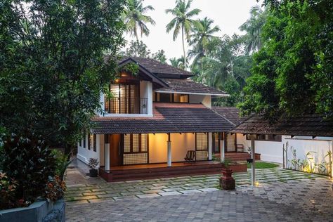 Small Farmhouse India, Naalukettu House, Indian Farmhouse Design, Small Village House Design, Thotti Mane, Gloomy House, Small House Design Kerala, Kerala Traditional House, Indian House Exterior Design