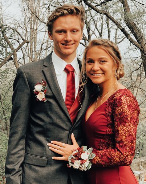 Maroon Prom Couple, Prom Dress Couple, Maroon Prom, Long Sleeve Prom Dress, Sleeve Prom Dress, Dress Couple, Girl Prom, Prom Picture, Prom Couples