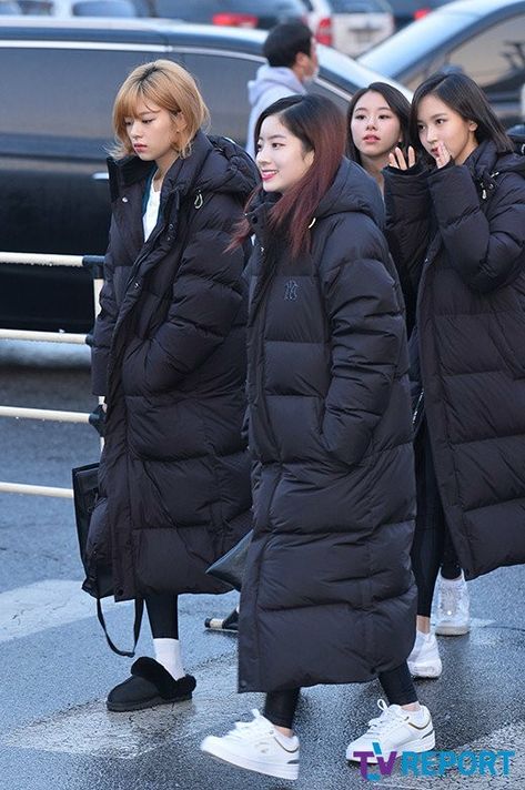 Korean Long Puffer Jacket, Long Black Puffer Coat Outfit, Puffer Jacket Outfit Black, Puffer Jacket Outfit Winter Style, Long Puffer Jacket Outfit, Korean Winter Fashion, Puffer Coat Outfit, Full Black Outfit, Korean Winter Outfits