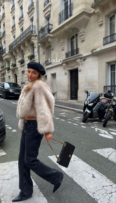 15 Winter Outfits That Will Make You Excited To Wear Your Coat - CLOSS FASHION Winter City Outfits Cold Weather, Paris Style Winter, Fur Jacket Outfit, Australian Winter, T Shirt Outfits, Ireland Fashion, Ny Outfits, Preppy Sweater, Paris Mode