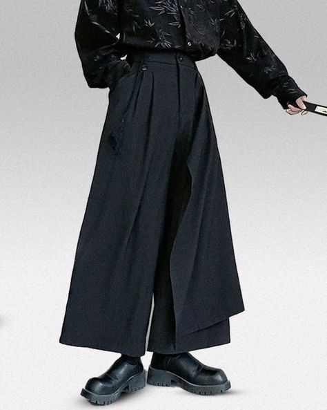 Please order a size larger Japanese Androgynous Fashion, Hakama Pants Outfit, Unique Pants Design, Layering Skirts Over Pants, Amekaji Style, Japanese Aesthetic Outfits, Modern Japanese Clothing, Japanese Clothing Style, Japanese Hakama