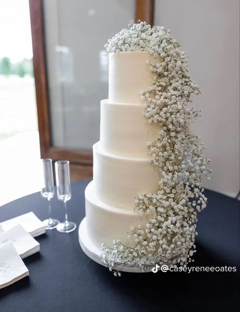 Wedding Cake With Baby Breath Flowers, Gypsophila Wedding Cake, Wedding Cake Baby Breath, White And Gold Wedding Cake, 25th Wedding Anniversary Party, Gypsophila Wedding, Wedding Cake Display, Black And White Wedding Theme, 3 Tier Wedding Cakes