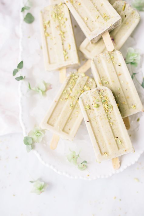 Earl Grey Pistachio Popsciles | The Blondielocks | Life + Style Pistachio Popsicles, Vegan Pina Colada, Tea Popsicles, Smoothie Popsicles, Dragon Fruit Smoothie, Best Acne Products, Macaroon Recipes, Popsicle Recipes, Earl Grey Tea