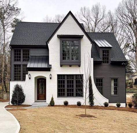 White Houses With Black Trim, White Exterior Houses, Gray House, Casas The Sims 4, Exterior Paint Colors For House, Tudor House, Modern Farmhouse Exterior, Casa Exterior, Modern Cottage