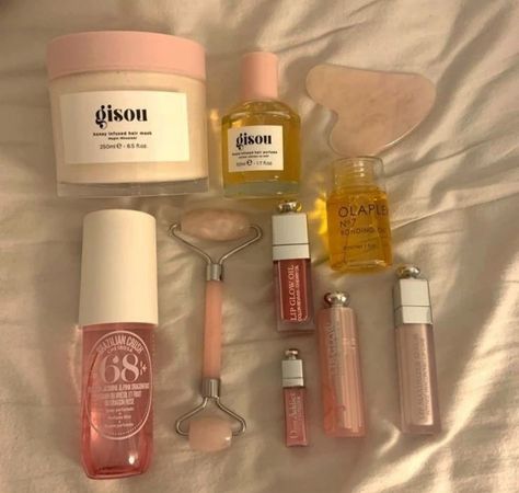 Green Skin Care, Green Skincare, Makeup Bag Essentials, Pretty Pink Princess, Aesthetic Skincare, Makeup Is Life, Green Skin, Makeup Aesthetic, Pretty Skin Care