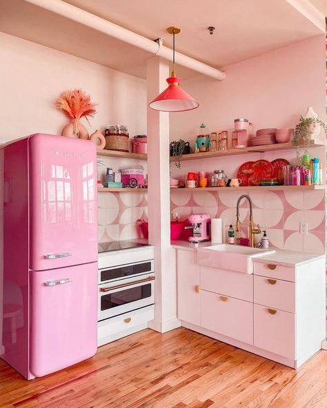 Corner Loft, Kitschy Kitchen Decor, Vintage Tub, Loft Studio, Deco Rose, Kitschy Kitchen, Pastel House, Open Living Room, Pink Kitchen