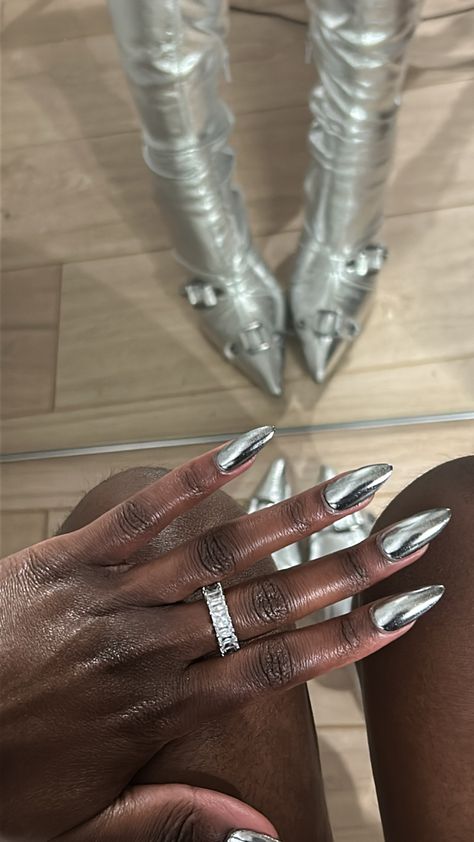 Metallic Nails On Black Skin, Silver Nails On Dark Skin, White Silver Winter Nails, Silver Chrome Nails With Gems, Silver Baddie Nails, Silver Chrome Nails Short, Short Metallic Nails, Pinterest Predicts: Trends For 2024, Silver Y2k Nails