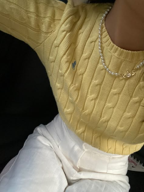 Yellow Winter Outfits, Yellow Aesthetic Clothes, Ralph Lauren Style Women, Yellow Outfit Aesthetic, Polo Ralph Lauren Aesthetic, Outfits Stockholm, Yellow Sweater Outfit, Polo Ralph Lauren Outfits, Lauren Aesthetic