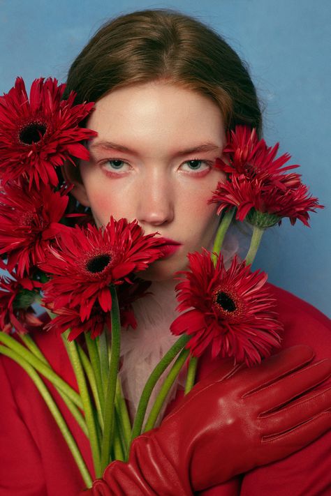 Editorial With Flowers, Photo Poses With Flowers, Flower Fashion Photography, Comercial Photoshoot, Flowers Photoshoot Ideas, Flower Portrait Photography, Portraits With Flowers, Flower Photoshoot Editorial, Portrait With Flowers