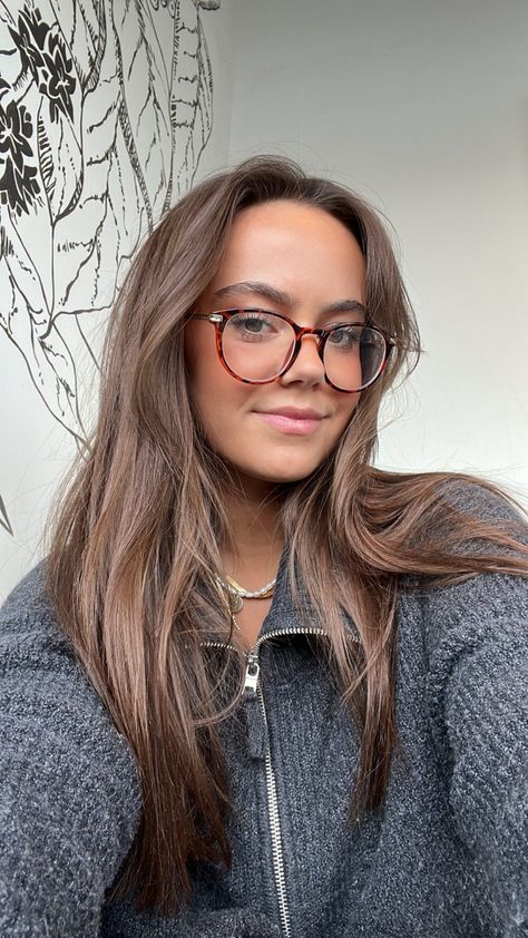 Glasses On Oval Face Shape, Glasses On Brunettes, Spencer Barbosa Glasses, Glasses Frames For Women Aesthetic, Trendy Glasses For Women Round Face, Glasses Oval Face Woman, Glasses For Brunettes, Cute Glasses For Women Round Face, Chic Glasses For Round Face