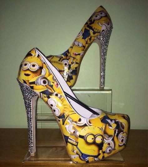 Minion Shoes, Minion Outfit, Minion Stuff, Funny Shoes, Shoe Makeover, Cool Shoes, Prom Shoes, Gorgeous Shoes, Fabulous Shoes