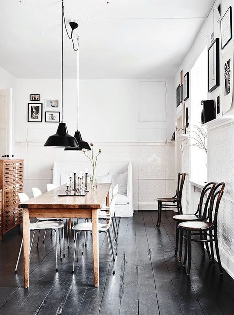 A stunning industrial-style home in Lund, Sweden Scandinavian Dining Room, Industrial Style Home, Dark Floors, Black Floor, The Dining Room, Design Del Prodotto, Dining Room Inspiration, Industrial House, Painted Floors