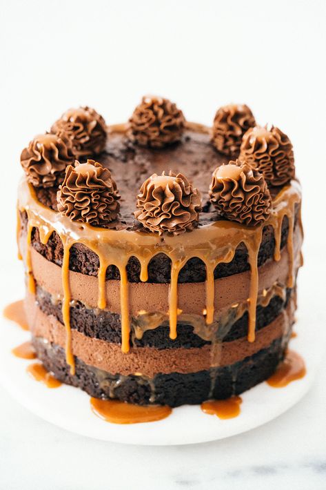 Snickers cake Dessert Halloween, Mousse Cake Recipe, Chocolate Mousse Cake, Brownie Cake, Fun Easy Recipes, Drip Cakes, Fondant Cakes, Cake Creations, Trifle