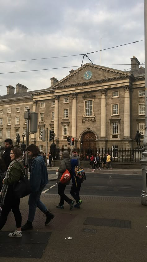 #college #university #trinity #dublin #ireland #irlanda Trinity University Dublin, Trinity Dublin Aesthetic, Dublin In Autumn, College Abroad Aesthetic, Dublin City University, Trinity College Aesthetic, Ucd Dublin Aesthetic, Trinity College Dublin Aesthetic, Trinity Dublin