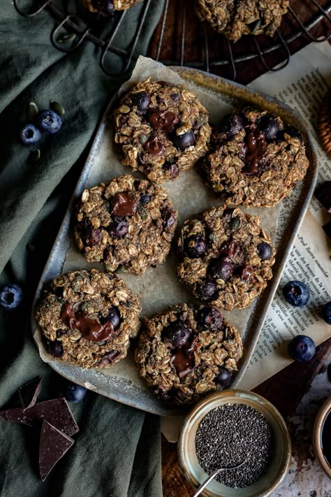 Almond Breakfast, Bowl Of Oatmeal, Dark Chocolate Nutrition, Breakfast Aesthetic, Raw Pumpkin Seeds, Peanut Butter Pumpkin, Hazelnut Butter, Roasted Pumpkin Seeds, Dried Mangoes