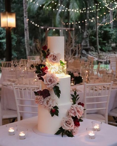 Wedding Cake Fairy Lights, Wedding Cake With Acrylic Tier, Wedding Cake With Lights, Date Cheesecake, Wedding Cake Styles, Romantic Wedding Cakes, Modern Wedding Cakes, Cake Styles, Watercolor Wedding Cake