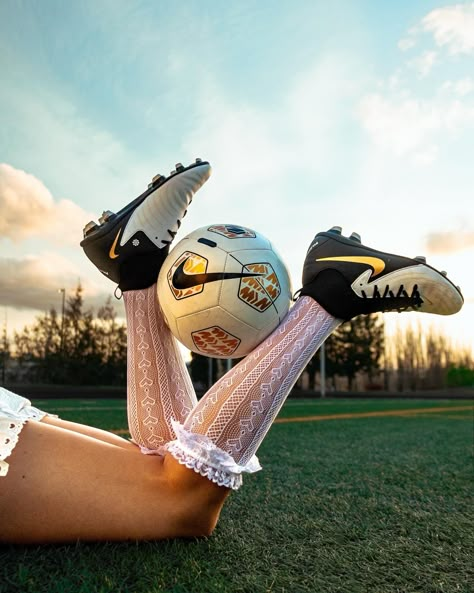 ¿le entran a un partido?⁣ part 1 to an incredible series yet to come 🇲🇽⁣ ⁣ PHOTO: @irivision⁣ MODELS: @thoughtsbyanahi & @ihateulises⁣ BTS: @juannolmos & @ihateulises @om3n33⁣ edit: the illest Football Editorial Fashion, Female Sports Aesthetic, Sports Editorial Photography, Soccer Goalie Aesthetic, Sports Photography Aesthetic, Two Models Photoshoot, Soccer Editorial, Active Photography, Activewear Campaign