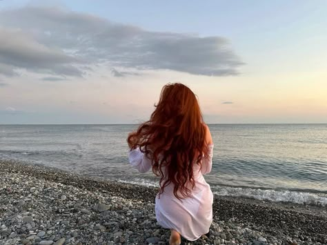 Red Hair Beach, Luna Caine, Nurse Ann, Red Hair Inspiration, Mermaid Aesthetic, Ginger Girls, Hair Aesthetic, Beautiful Curly Hair, Best Photo Poses