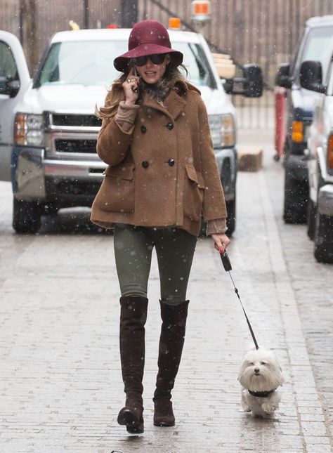 Olive Skinnies, Olivia Palermo Outfit, Estilo Olivia Palermo, Olivia Palermo Lookbook, Olivia Palermo Style, Stuart Weitzman Boots, Woman Walking, Winter Styles, Winter Mode