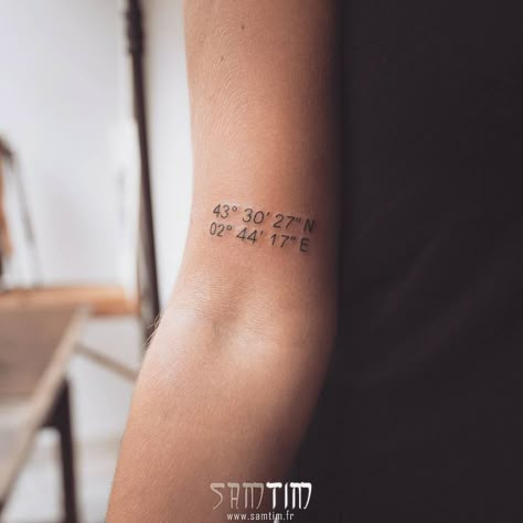 Gps Coordinates Tattoo, Coordinates Tattoo, Tatoo Inspiration, Muster Tattoos, Geniale Tattoos, 1 Tattoo, Tattoo Set, Tattoo Lettering, Piercing Tattoo