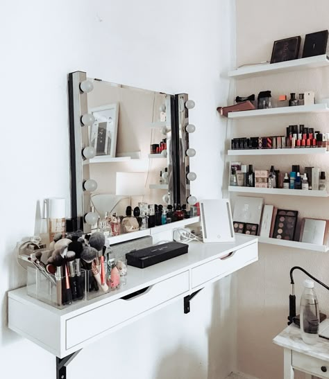 Wall Mounted Vanity Bedroom, Floating Shelf Makeup Vanity, Standing Makeup Station, Make Up Corner Ideas, Small Vanity Ideas Bedroom Diy, Makeup Corner In Bedroom Small Spaces, Simple Vanity Ideas Bedroom, Simple Vanity Ideas, Small Makeup Area