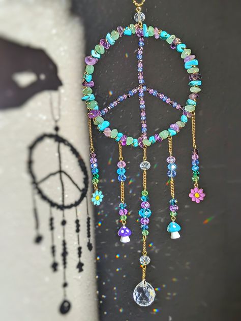 Flower Power Decorations, Wire And Bead Crafts, Wire Peace Sign, Diy Hippie Decor, Dream Catcher With Beads, Diy Boho Jewelry, Crafts For Women, Peace Sign Art Hippie, Hippie Commune