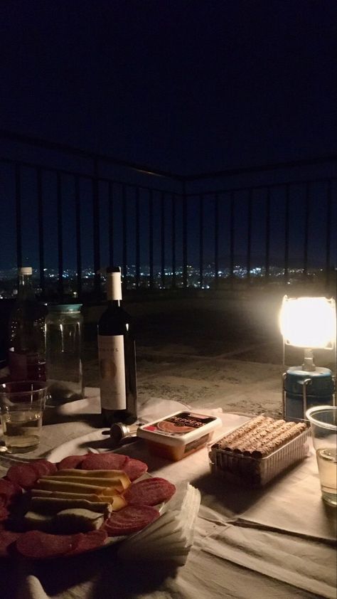 Picnic On Rooftop, Rooftop Picnic Aesthetic, Terrace Date Night Ideas, Roof Picnic, Night Picnic Aesthetic, Night Time Picnic, Rooftop Picnic, Rooftop Date, Picnic Wine