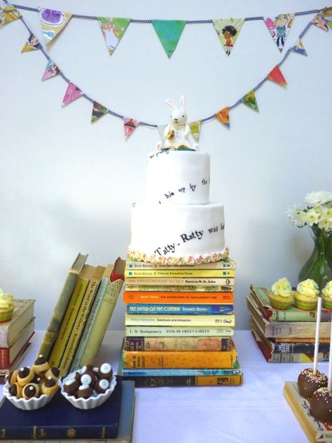 Book Themed Birthday Party, Storybook Party, Book Birthday Parties, Book Shower, Book Themed Party, Book Cake, Book Party, Baby Shower Food, Center Pieces