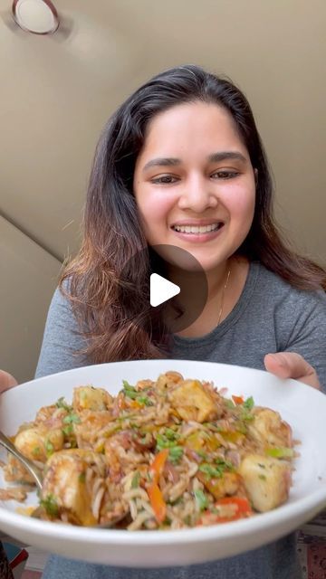 Deepali Singla on Instagram: "Chilli paneer fried rice 🍚 #snapsnax #chillipaneerfriedrice #friedrice #chillipaneer #reels #reelsinstagram #explore #explorepage #reelsviral #viralrecipes #indofusionrecipes #ricerecipes #reelsindia" Paneer Fried Rice, Chilli Paneer, Sunidhi Chauhan, Fusion Food, Chinese Recipes, Food Pin, July 1, Rice Recipes, Chinese Food