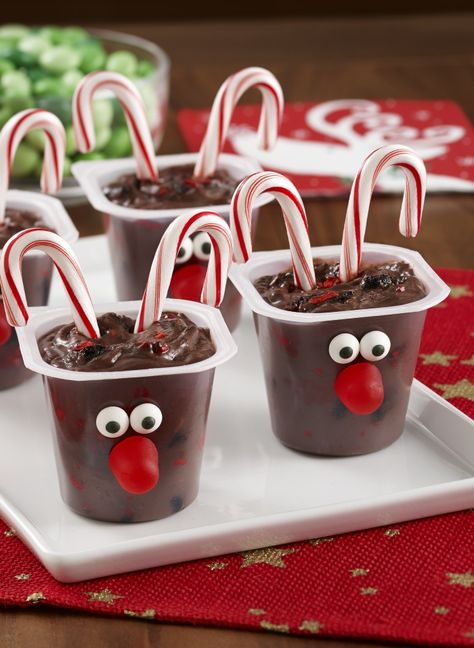 Reindeer Candy Cane Pudding Cups - a kid-friendly dessert recipe that will make everyone smile. Cookies stirred into chocolate pudding and decorated like Rudolph make for fun Christmas treats. Fun Holiday Food, Classroom Christmas Party, Fun Holiday Treats, Reindeer Candy, Easy Holiday Treats, Kid Friendly Dessert, Room Parent, Pudding Cups, Kids Christmas Party