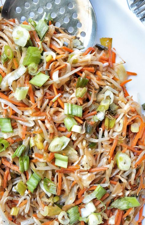 Quick and easy 10-minute Mung Bean Sprout Stir-fry! Cooked with a splash of umami soy sauce, fresh vegetables, all tossed in a touch of oil. A refreshing, crunchy, and flavorful side dish that takes just minutes to make. Ways To Eat Sprouts, Sprouted Beans Recipes, Vegan Bean Sprout Recipes, Sprouted Mung Bean Recipes, Bean Sprouts Benefits, Recipe With Bean Sprouts, Vegan Fried Rice Recipe, Stir Fry Bean Sprouts, Stir Fry Beans