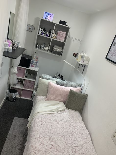 Basement Lash Room Ideas, Small Lash Tech Room Ideas, Small Lash Room Set Up At Home, Small Lash Room Ideas, Small Wax Room Ideas Estheticians, Gray Lash Room, Grey Lash Room, Small Wax Room Ideas, Small Lash Suite Ideas