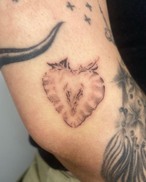 Half Strawberry Tattoo, Wrapped Tattoo, Brown Tattoo Ink, Strawberry Tattoo, No U, La Tattoo, Cute Tats, Handpoke Tattoo, Scary Tattoos