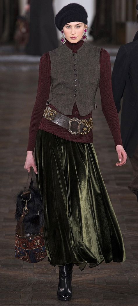 Green Velvet Skirt Ralph Lauren Fall, Ralph Lauren Style, Ralph Lauren Collection, 가을 패션, Green Skirt, Mode Vintage, Mode Inspiration, Looks Vintage, Look Fashion