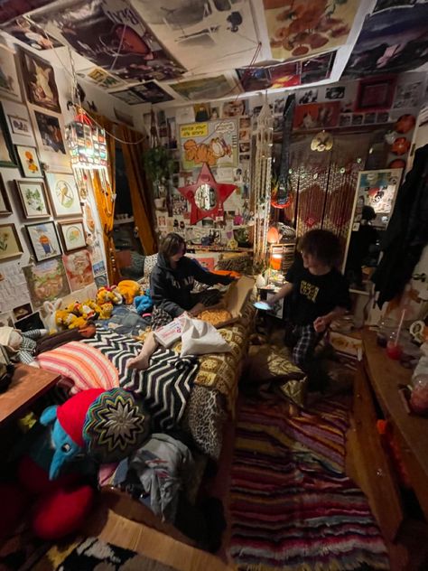 Crowded Room Ideas, Maximalist Dorm Decor, Maximalism Bedroom Aesthetic, 90s Whimsy Goth Bedroom, Grunge Dorm Room, Room Aesthetic Indie, Dollar Tree Solar Light Ideas, Hippie Grunge Room, Cluttered Bedroom Aesthetic