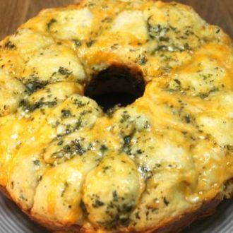 Cheesy Garlic Monkey Bread Cheesy Garlic Monkey Bread, Garlic Monkey Bread Recipe, Garlic Monkey Bread, Biscuit Monkey Bread, Savory Monkey Bread, Yummy Appetizers Parties, Bread Pull Apart Recipes, Garlic Cheese Bread, Canned Biscuits