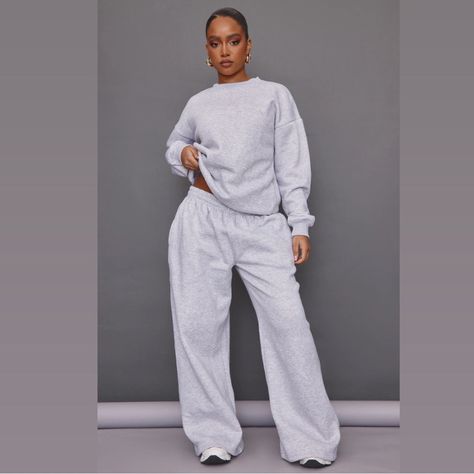 Pretty Little Thing Super Wide Leg Jogger In Ash Grey Are Plush Comfy! Nwt In Original Packaging Grey Trackies Outfit, Grey Joggers Outfit Women, Wide Leg Joggers Outfit, Wfh Attire, Grey Joggers Outfit, Grey Sweatshirt Outfit, Sweatpants Set Outfit, Grey Sweats Outfit, Jogger Fits